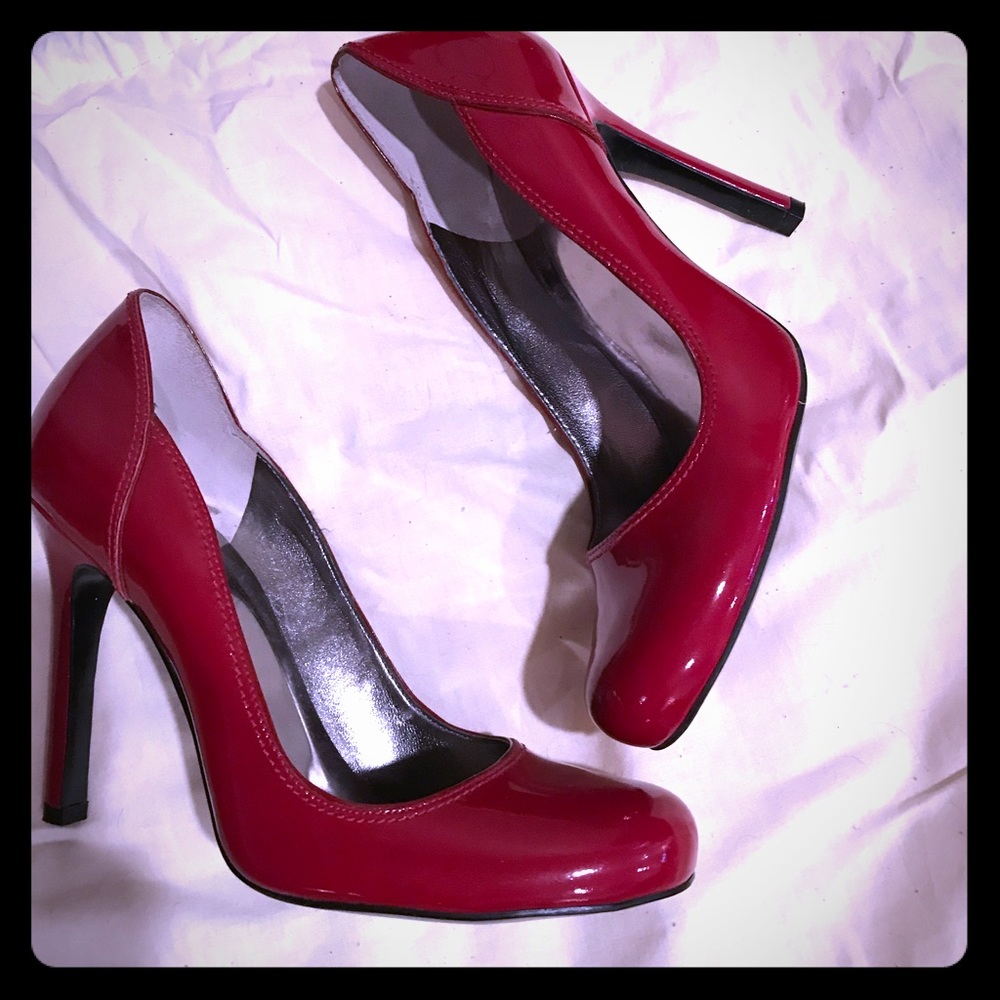 NWT Guess Red patent leather heels 7M